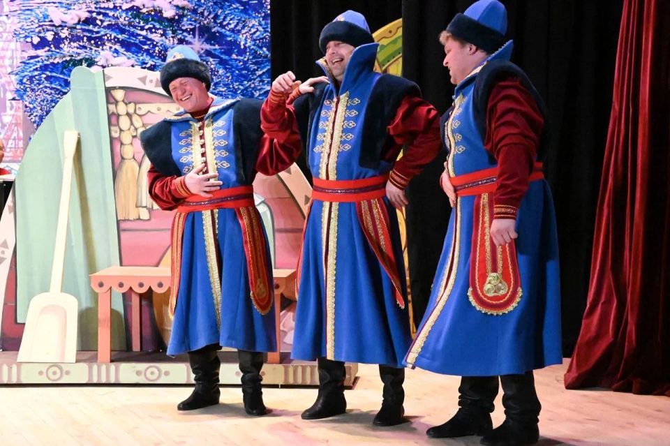 Волшебная печь, говорящая щука и народная песня: рязанский хор подарил Луганску новогоднюю сказку Волшебная печь, говорящая щука и народная песня: рязанский хор подарил Луганску новогоднюю сказку