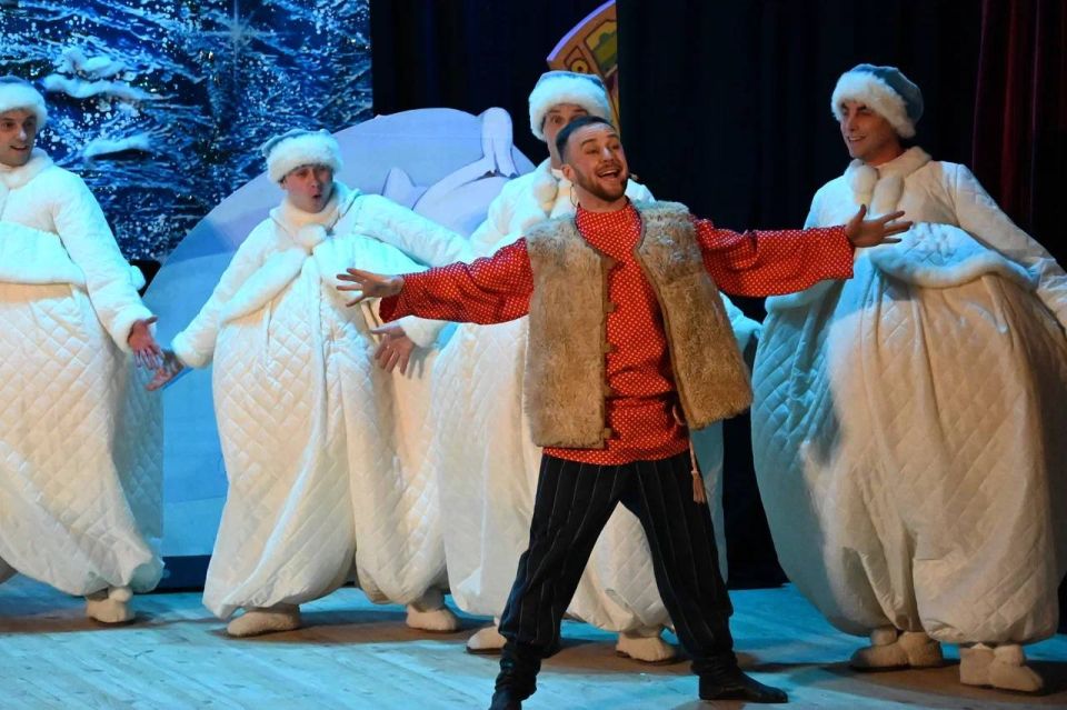 Волшебная печь, говорящая щука и народная песня: рязанский хор подарил Луганску новогоднюю сказку Волшебная печь, говорящая щука и народная песня: рязанский хор подарил Луганску новогоднюю сказку