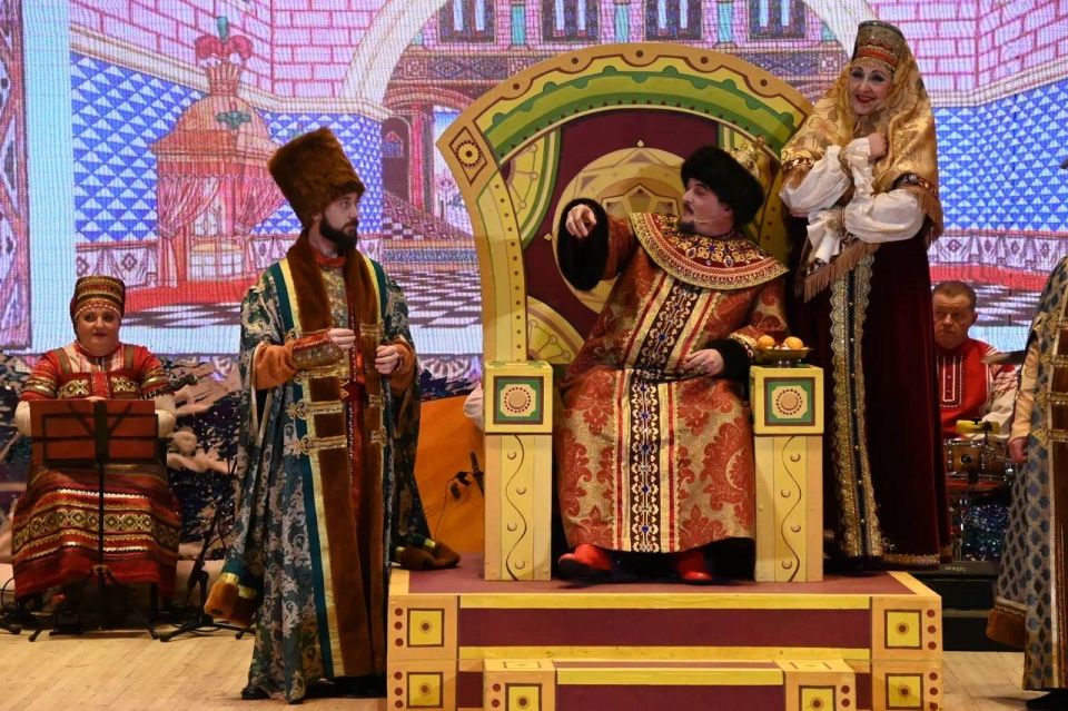 Волшебная печь, говорящая щука и народная песня: рязанский хор подарил Луганску новогоднюю сказку Волшебная печь, говорящая щука и народная песня: рязанский хор подарил Луганску новогоднюю сказку