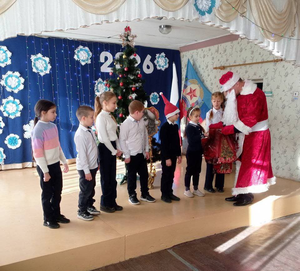 111Полицейские региона вручили подарки ученикам профильных классов, детям погибших правоохранителей и состоящим на учёте ребятам 111Полицейские региона вручили подарки ученикам профильных классов, детям погибших правоохранителей и состоящим на учёте ребятам