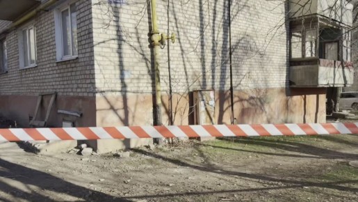 На улице Лютикова, дом 32, приступили к демонтажу парапетных плит