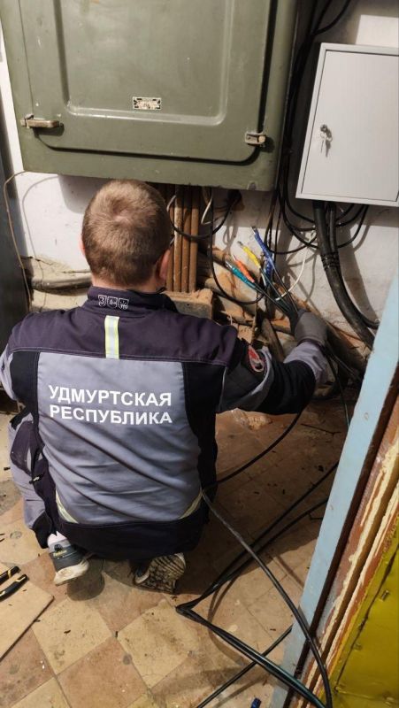 В лутугинской школе модернизировали линию электропередач В лутугинской школе модернизировали линию электропередач