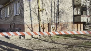 На улице Лютикова, дом 32, приступили к демонтажу парапетных плит