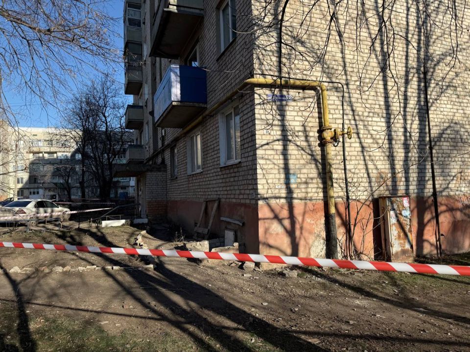 В Краснодоне начались работы по замене кровли по адресу квартал Лютикова, 32 В Краснодоне начались работы по замене кровли по адресу квартал Лютикова, 32