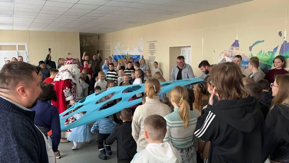 В Бондаревской гимназии ребят порадовали новогодним представлением В Бондаревской гимназии ребят порадовали новогодним представлением