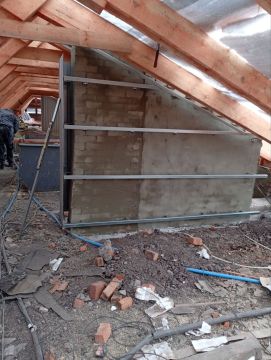 В поселке Краснодон продолжается капитальный ремонт кровли многоквартирного дома по адресу улица Елисеенко, дом 14. Эти работы осуществляются в рамках специального инфраструктурного проекта при поддержке Тюменской области