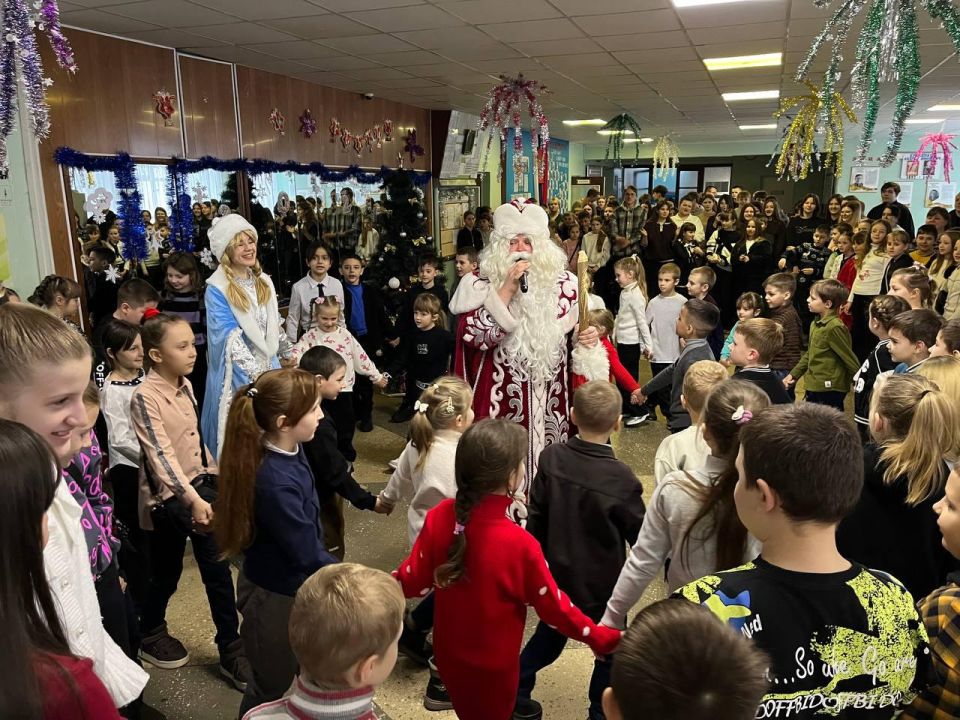 Новогоднее представление с Дедом Морозом и Снегурочкой устроили для ребят Марковки Новогоднее представление с Дедом Морозом и Снегурочкой устроили для ребят Марковки