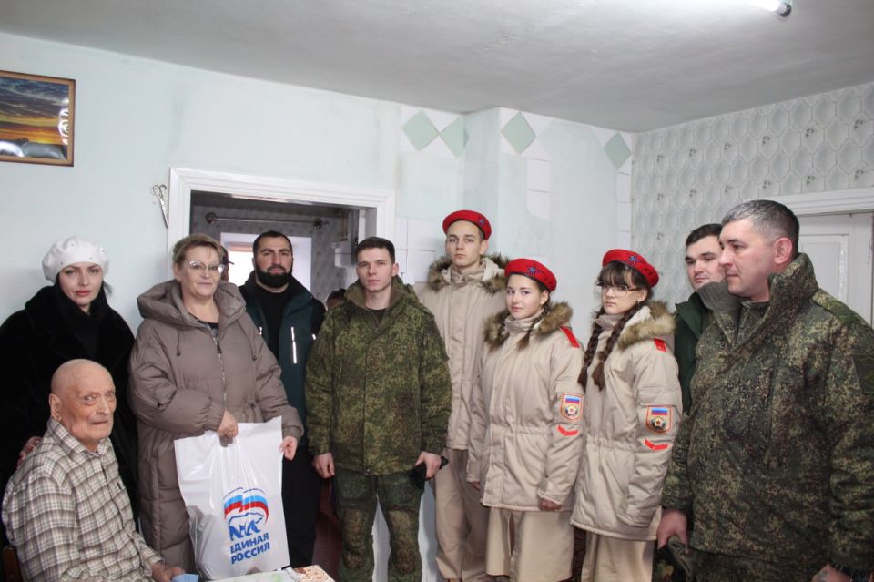 Новопсковское местное отделение ВПП "ЕДИНАЯ РОССИЯ" поддержали всероссийскую партийную акцию "С Новым годом, ветеран!"