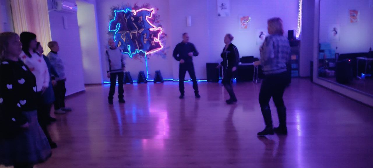 В Перевальском районном Дворце культуры состоялась дискотека в стиле 80-90-х В Перевальском районном Дворце культуры состоялась дискотека в стиле 80-90-х