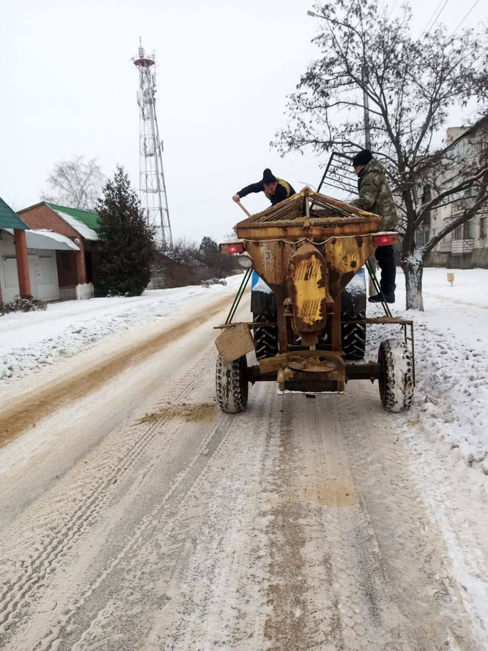 На прошедшей неделе работниками участка водоснабжения МУП «ЦКУ Троицкого района» проводились работы по ремонту водонапорной башни в с. Рассыпное, устранен порыв линии водоснабжения в с. Багачка. Непогода в Троицком... На прошедшей неделе работниками участка водоснабжения МУП «ЦКУ Троицкого района» проводились работы по ремонту водонапорной башни в с. Рассыпное, устранен порыв линии водоснабжения в с. Багачка. Непогода в Троицком...