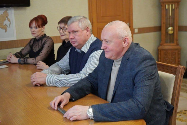 «Еще одна группа специалистов - представители управления капитального строительства Красноярского края, которые ежедневно, без выходных и праздников выполняли свою работу, осуществляя контроль за ходом выполнения... «Еще одна группа специалистов - представители управления капитального строительства Красноярского края, которые ежедневно, без выходных и праздников выполняли свою работу, осуществляя контроль за ходом выполнения...