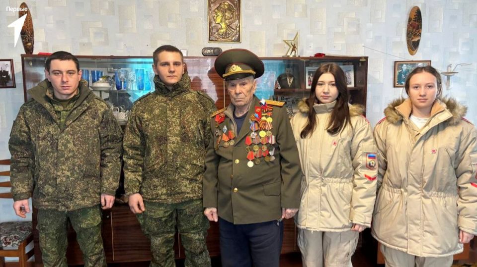 Дед Мороз и его помощники. В эти праздничные дни активисты Движения превращают каждый уголок нашего округа в настоящую сказку Дед Мороз и его помощники. В эти праздничные дни активисты Движения превращают каждый уголок нашего округа в настоящую сказку