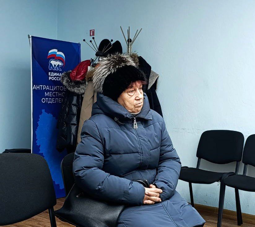 Глава Антрацитовского муниципального округа, секретарь местного отделения партии «Единая Россия» Сергей Саенко провел еженедельный прием граждан, объединив усилия с представителями коммунальных служб, муниципальных... Глава Антрацитовского муниципального округа, секретарь местного отделения партии «Единая Россия» Сергей Саенко провел еженедельный прием граждан, объединив усилия с представителями коммунальных служб, муниципальных...