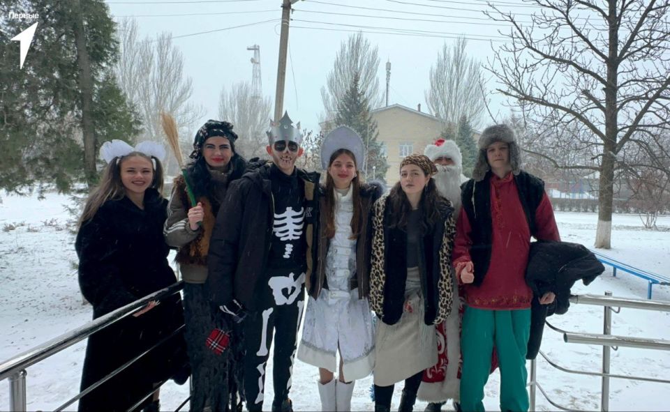 Дед Мороз и его помощники. В эти праздничные дни активисты Движения превращают каждый уголок нашего округа в настоящую сказку Дед Мороз и его помощники. В эти праздничные дни активисты Движения превращают каждый уголок нашего округа в настоящую сказку