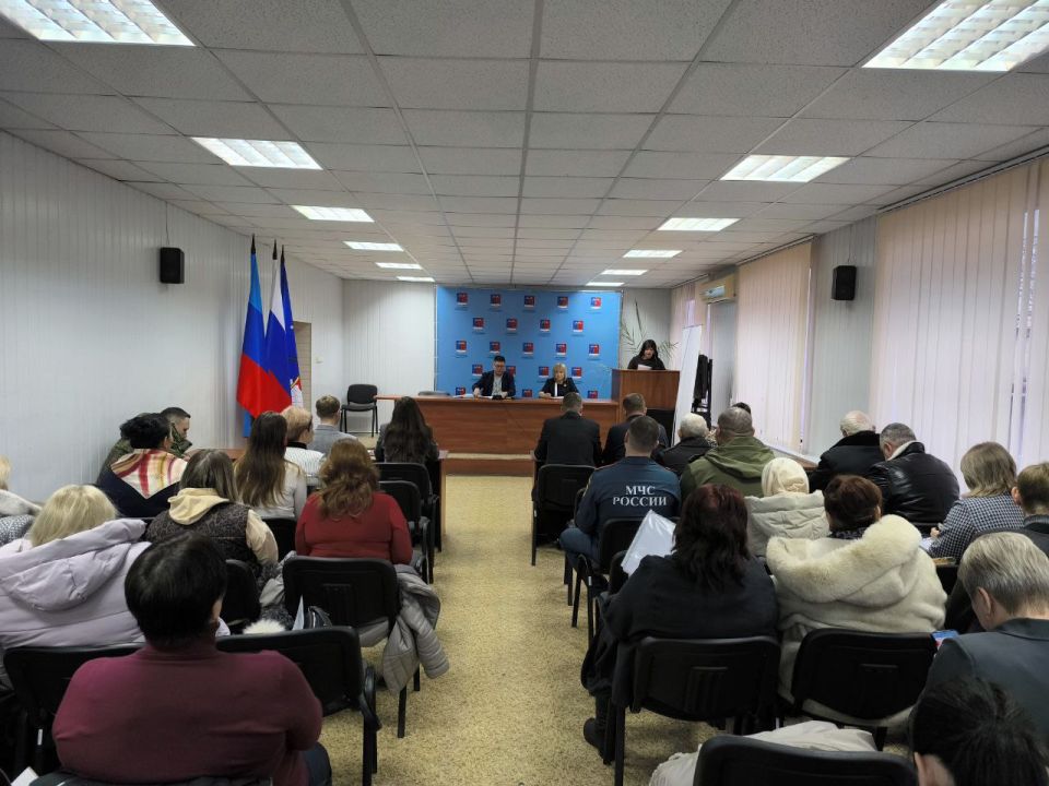 Альберт Зинченко: Сегодня совместно с председателем Совета Станично-Луганского муниципального округа Татьяной Пономаревой провели аппаратное совещание с руководителями структурных подразделений, учреждений и предприятий... Альберт Зинченко: Сегодня совместно с председателем Совета Станично-Луганского муниципального округа Татьяной Пономаревой провели аппаратное совещание с руководителями структурных подразделений, учреждений и предприятий...