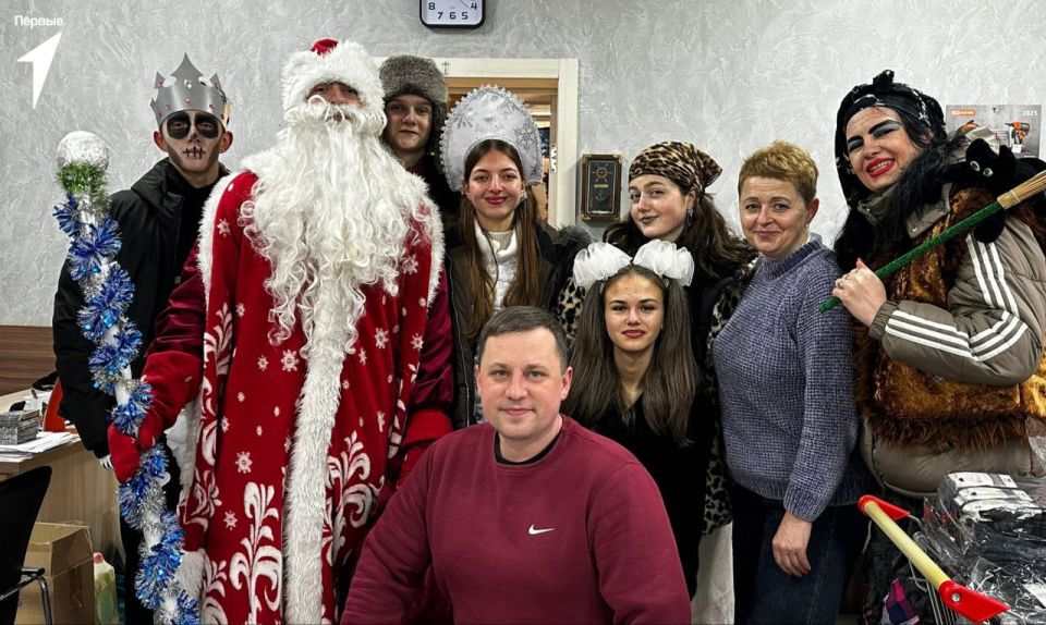 Дед Мороз и его помощники. В эти праздничные дни активисты Движения превращают каждый уголок нашего округа в настоящую сказку Дед Мороз и его помощники. В эти праздничные дни активисты Движения превращают каждый уголок нашего округа в настоящую сказку