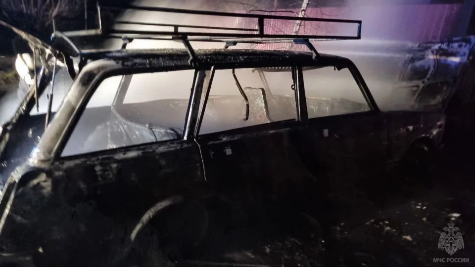 Спасатели потушили горящий автомобиль в Кировске Спасатели потушили горящий автомобиль в Кировске