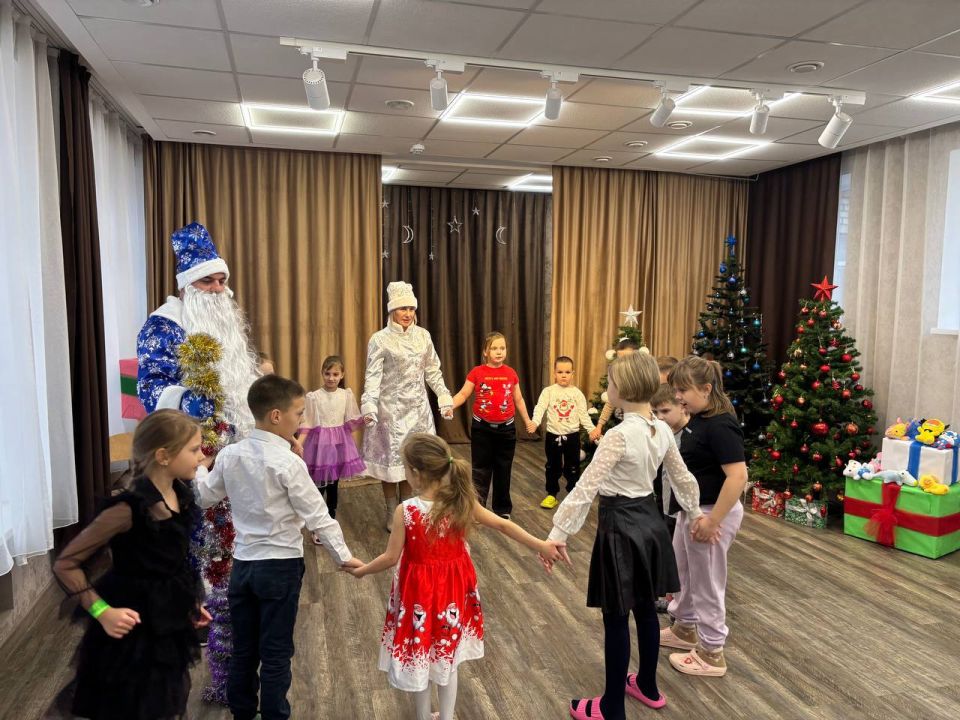 Инна Швенк: В канун Нового года вместе с Арутюном Арутюняном в роли Деда Мороза и Снегурочки мы посетили Государственное казенное учреждение Луганской Народной Республики «Луганское детское учреждение санаторного типа...