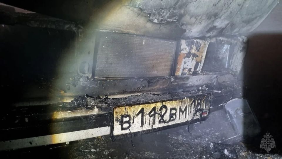 Спасатели потушили горящий автомобиль в Кировске Спасатели потушили горящий автомобиль в Кировске