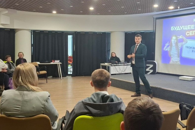 Будущее создаётся сегодня. Ученик 5-В космического класса Свердловской СШ №8 Владимир Недин вместе с мамой побывали в Молодёжном центре Луганска на Региональном родительском форуме «Волшебство доброты и заботы в сказочной... Будущее создаётся сегодня. Ученик 5-В космического класса Свердловской СШ №8 Владимир Недин вместе с мамой побывали в Молодёжном центре Луганска на Региональном родительском форуме «Волшебство доброты и заботы в сказочной...