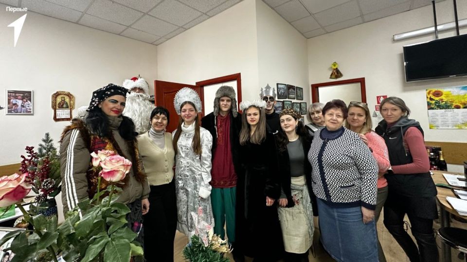 Дед Мороз и его помощники. В эти праздничные дни активисты Движения превращают каждый уголок нашего округа в настоящую сказку Дед Мороз и его помощники. В эти праздничные дни активисты Движения превращают каждый уголок нашего округа в настоящую сказку