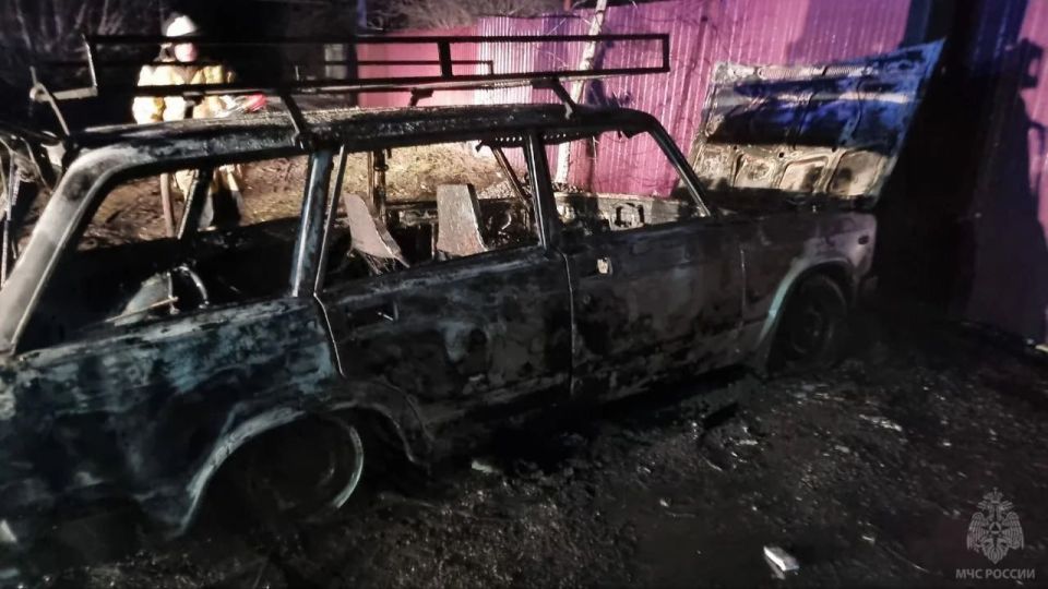 Спасатели потушили горящий автомобиль в Кировске Спасатели потушили горящий автомобиль в Кировске