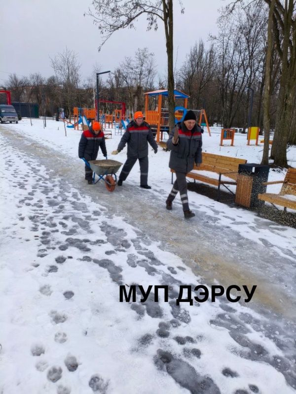 Не смотря на сложные погодные условия, постоянную смену температурного режима и обилие осадков, МУП "ДЭРСУ" продолжает активную работу по посыпке противогололедной смесью механизированным и ручным способом: Не смотря на сложные погодные условия, постоянную смену температурного режима и обилие осадков, МУП "ДЭРСУ" продолжает активную работу по посыпке противогололедной смесью механизированным и ручным способом: