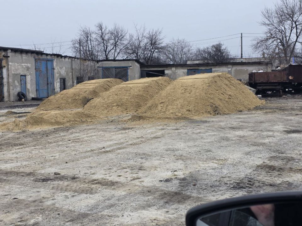 Ровеньки готовятся к зиме: запасаются песком для борьбы с гололёдом! Ровеньки готовятся к зиме: запасаются песком для борьбы с гололёдом!