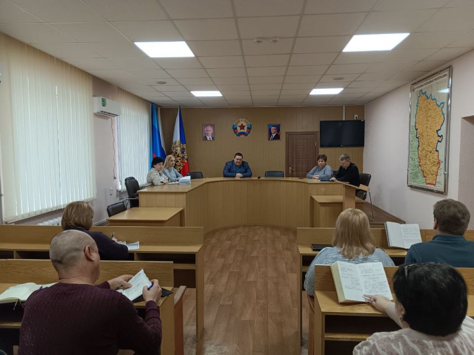 Глава городского округа город Ровеньки Андрей Рубанцов провел плановое рабочее совещание с руководителями управлений Администрации и структурных подразделений! Глава городского округа город Ровеньки Андрей Рубанцов провел плановое рабочее совещание с руководителями управлений Администрации и структурных подразделений!