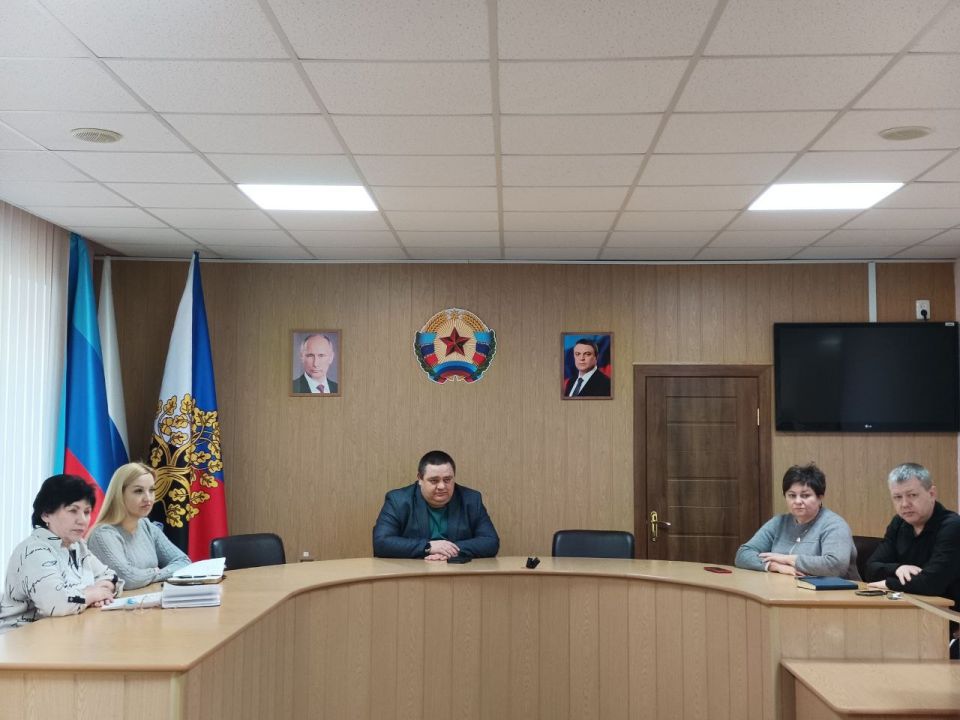 Глава городского округа город Ровеньки Андрей Рубанцов провел плановое рабочее совещание с руководителями управлений Администрации и структурных подразделений! Глава городского округа город Ровеньки Андрей Рубанцов провел плановое рабочее совещание с руководителями управлений Администрации и структурных подразделений!