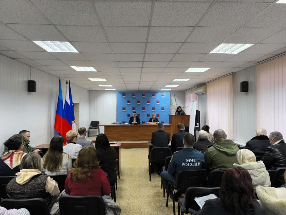 Альберт Зинченко: Сегодня совместно с председателем Совета Станично-Луганского муниципального округа Татьяной Пономаревой провели аппаратное совещание с руководителями структурных подразделений, учреждений и предприятий... Альберт Зинченко: Сегодня совместно с председателем Совета Станично-Луганского муниципального округа Татьяной Пономаревой провели аппаратное совещание с руководителями структурных подразделений, учреждений и предприятий...