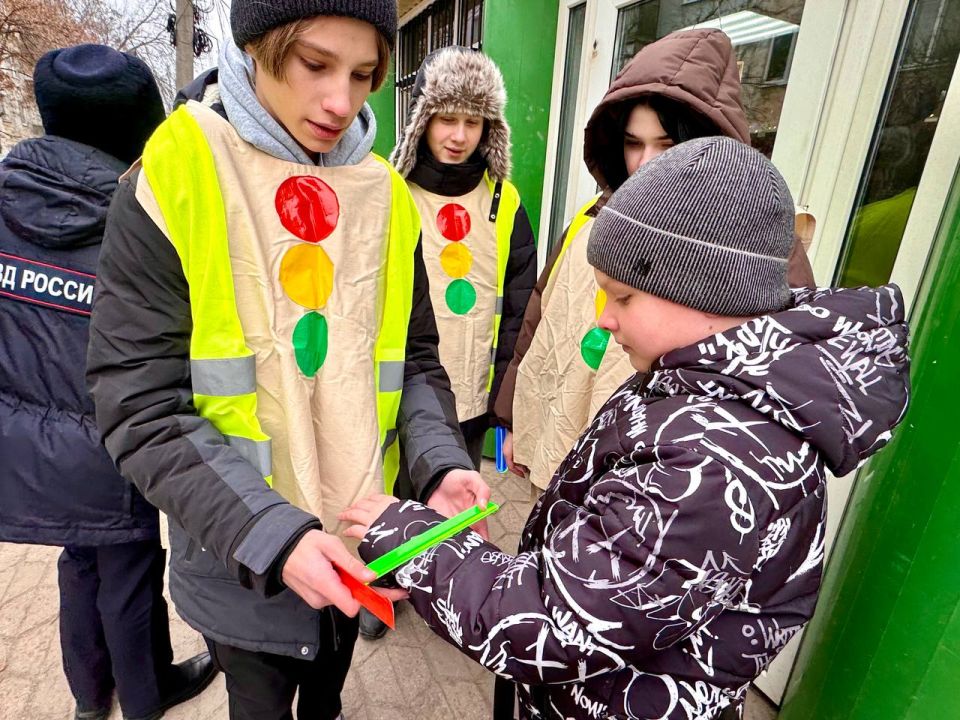 В новом году пешеходам Луганска напомнили о важности использования СВЭ В новом году пешеходам Луганска напомнили о важности использования СВЭ