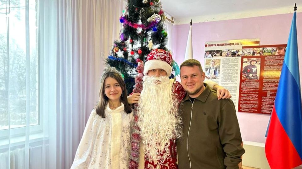 Дед Мороз и его помощники. В эти праздничные дни активисты Движения превращают каждый уголок нашего округа в настоящую сказку Дед Мороз и его помощники. В эти праздничные дни активисты Движения превращают каждый уголок нашего округа в настоящую сказку