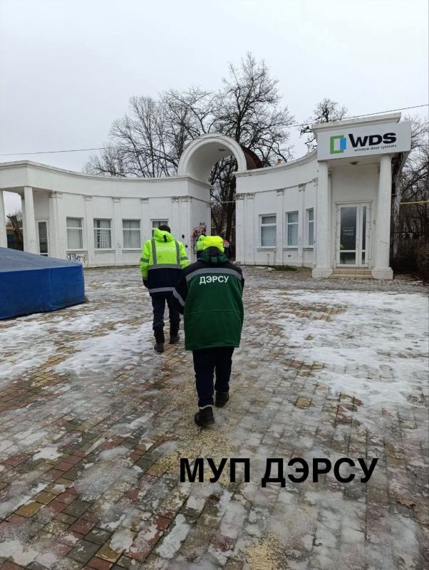 Не смотря на сложные погодные условия, постоянную смену температурного режима и обилие осадков, МУП "ДЭРСУ" продолжает активную работу по посыпке противогололедной смесью механизированным и ручным способом: Не смотря на сложные погодные условия, постоянную смену температурного режима и обилие осадков, МУП "ДЭРСУ" продолжает активную работу по посыпке противогололедной смесью механизированным и ручным способом: