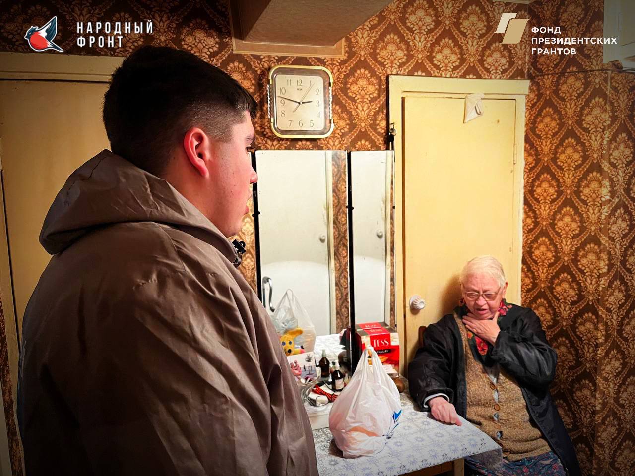 Добрые дела в действии!. Активисты Молодёжки НФ ЛНР вновь навестили Светлану Николаевну — ветерана