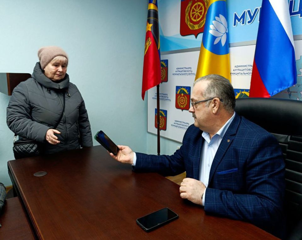 Глава Антрацитовского муниципального округа, секретарь местного отделения партии «Единая Россия» Сергей Саенко провел еженедельный прием граждан, объединив усилия с представителями коммунальных служб, муниципальных... Глава Антрацитовского муниципального округа, секретарь местного отделения партии «Единая Россия» Сергей Саенко провел еженедельный прием граждан, объединив усилия с представителями коммунальных служб, муниципальных...