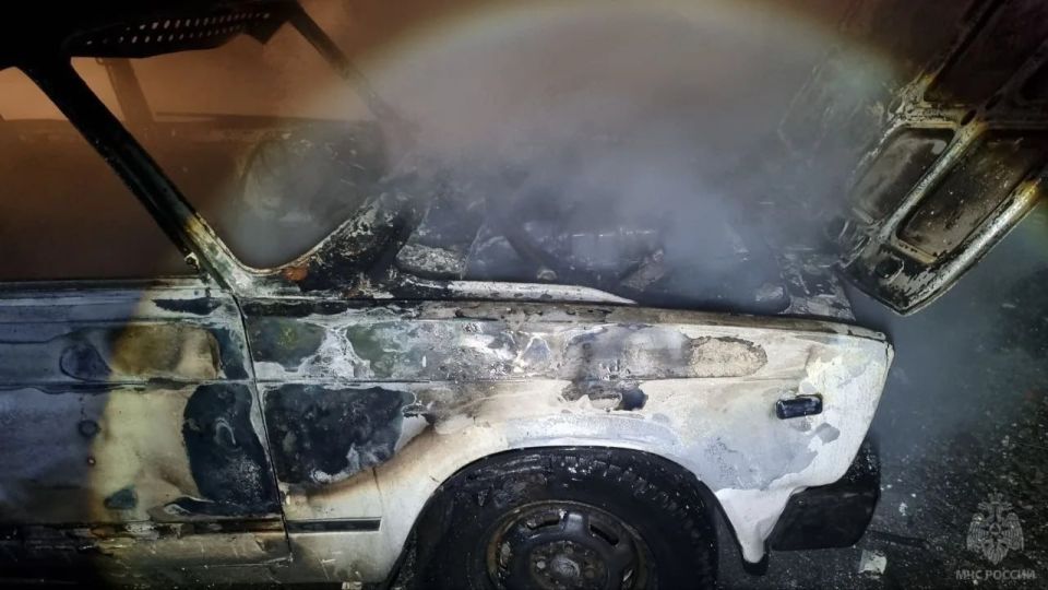 Спасатели потушили горящий автомобиль в Кировске Спасатели потушили горящий автомобиль в Кировске
