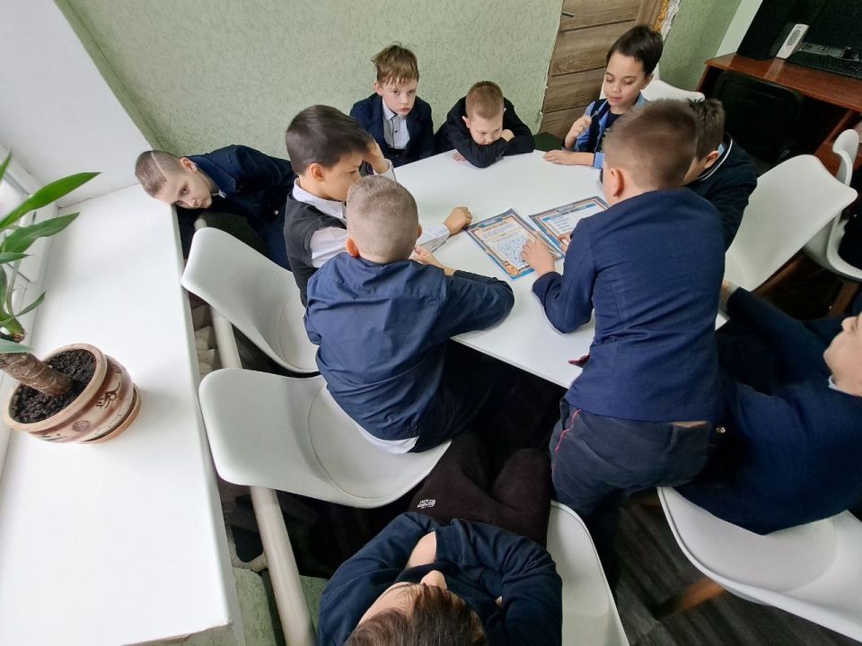 В Лутугинской библиотеке для детей прошел час интересных сообщений В Лутугинской библиотеке для детей прошел час интересных сообщений