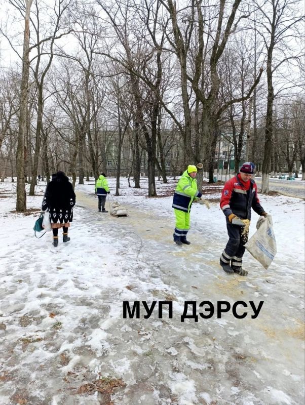 Не смотря на сложные погодные условия, постоянную смену температурного режима и обилие осадков, МУП "ДЭРСУ" продолжает активную работу по посыпке противогололедной смесью механизированным и ручным способом: Не смотря на сложные погодные условия, постоянную смену температурного режима и обилие осадков, МУП "ДЭРСУ" продолжает активную работу по посыпке противогололедной смесью механизированным и ручным способом:
