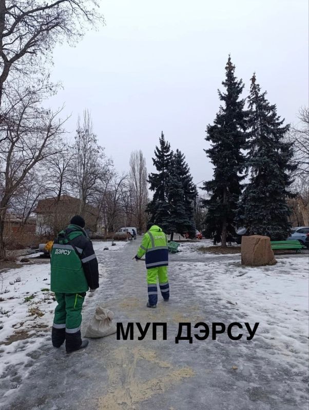 Не смотря на сложные погодные условия, постоянную смену температурного режима и обилие осадков, МУП "ДЭРСУ" продолжает активную работу по посыпке противогололедной смесью механизированным и ручным способом: Не смотря на сложные погодные условия, постоянную смену температурного режима и обилие осадков, МУП "ДЭРСУ" продолжает активную работу по посыпке противогололедной смесью механизированным и ручным способом: