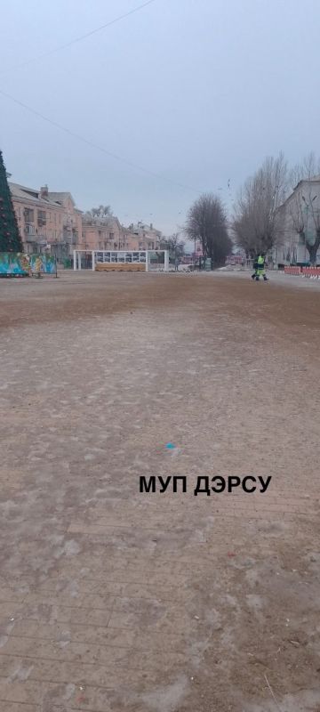 Не смотря на сложные погодные условия, постоянную смену температурного режима и обилие осадков, МУП "ДЭРСУ" продолжает активную работу по посыпке противогололедной смесью механизированным и ручным способом: Не смотря на сложные погодные условия, постоянную смену температурного режима и обилие осадков, МУП "ДЭРСУ" продолжает активную работу по посыпке противогололедной смесью механизированным и ручным способом: