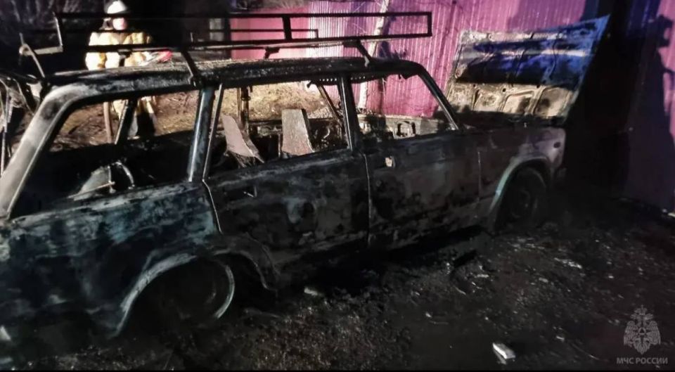 Силами МЧС ликвидировано возгорание автомобиля в Кировске Силами МЧС ликвидировано возгорание автомобиля в Кировске