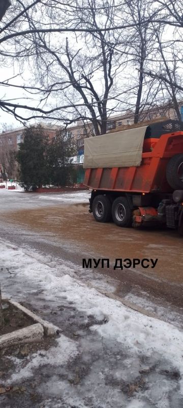 Не смотря на сложные погодные условия, постоянную смену температурного режима и обилие осадков, МУП "ДЭРСУ" продолжает активную работу по посыпке противогололедной смесью механизированным и ручным способом: Не смотря на сложные погодные условия, постоянную смену температурного режима и обилие осадков, МУП "ДЭРСУ" продолжает активную работу по посыпке противогололедной смесью механизированным и ручным способом: