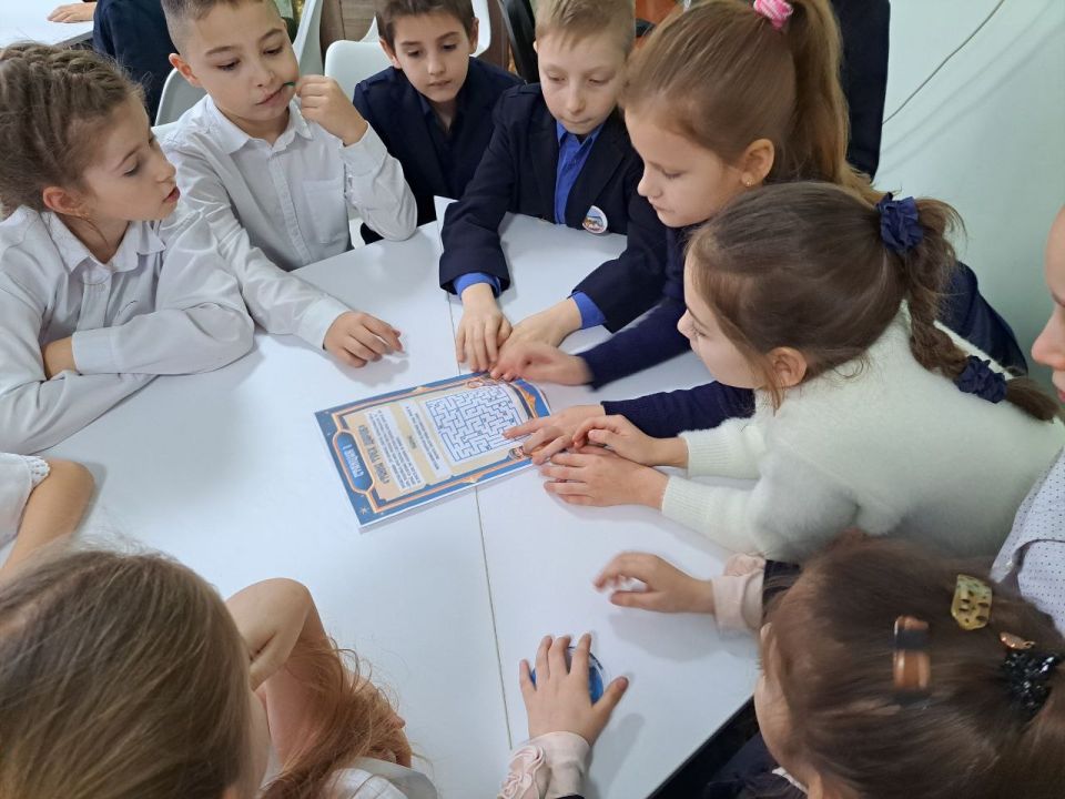 В Лутугинской библиотеке для детей прошел час интересных сообщений