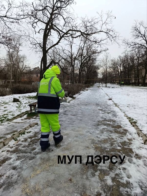 Не смотря на сложные погодные условия, постоянную смену температурного режима и обилие осадков, МУП "ДЭРСУ" продолжает активную работу по посыпке противогололедной смесью механизированным и ручным способом: Не смотря на сложные погодные условия, постоянную смену температурного режима и обилие осадков, МУП "ДЭРСУ" продолжает активную работу по посыпке противогололедной смесью механизированным и ручным способом: