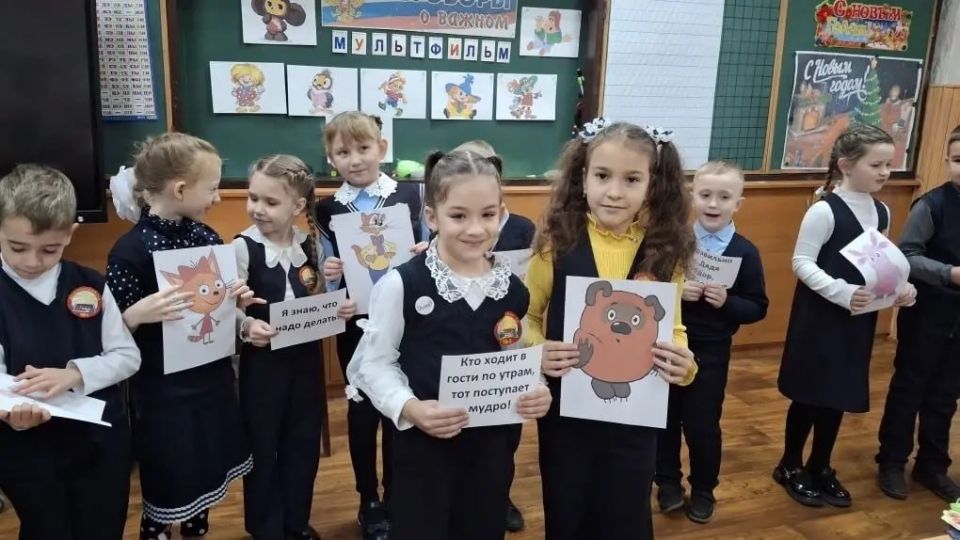 В учебных заведениях Лутугинского муниципального округа прошло внеурочное занятие «Разговоры о важном» В учебных заведениях Лутугинского муниципального округа прошло внеурочное занятие «Разговоры о важном»