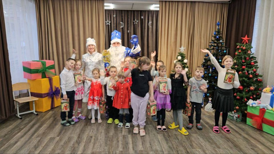 Инна Швенк: В канун Нового года вместе с Арутюном Арутюняном в роли Деда Мороза и Снегурочки мы посетили Государственное казенное учреждение Луганской Народной Республики «Луганское детское учреждение санаторного типа... Инна Швенк: В канун Нового года вместе с Арутюном Арутюняном в роли Деда Мороза и Снегурочки мы посетили Государственное казенное учреждение Луганской Народной Республики «Луганское детское учреждение санаторного типа...