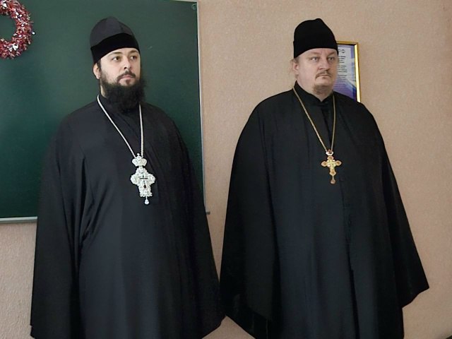 Благочинный Стахановского церковного округа поздравил с Рождеством Христовым учащихся Брянковского педагогического колледжа Благочинный Стахановского церковного округа поздравил с Рождеством Христовым учащихся Брянковского педагогического колледжа