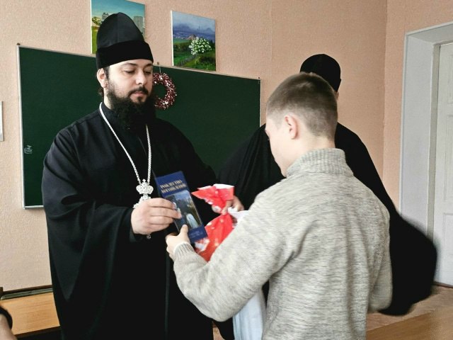 Благочинный Стахановского церковного округа поздравил с Рождеством Христовым учащихся Брянковского педагогического колледжа Благочинный Стахановского церковного округа поздравил с Рождеством Христовым учащихся Брянковского педагогического колледжа