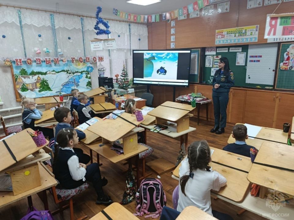 В Лутугинских школах провели беседы спасатели МЧС В Лутугинских школах провели беседы спасатели МЧС